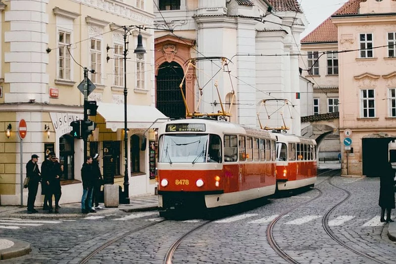 Tania i szybka komunikacja miejska może ograniczyć liczbę samochodów w centrum miast